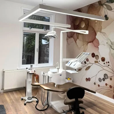 Dentled PHU Vollspektrum-LED-Beleuchtung, installiert in der Zahnarztpraxis MCARE Mondzorg in Den Haag durch Plandent Niederlande.