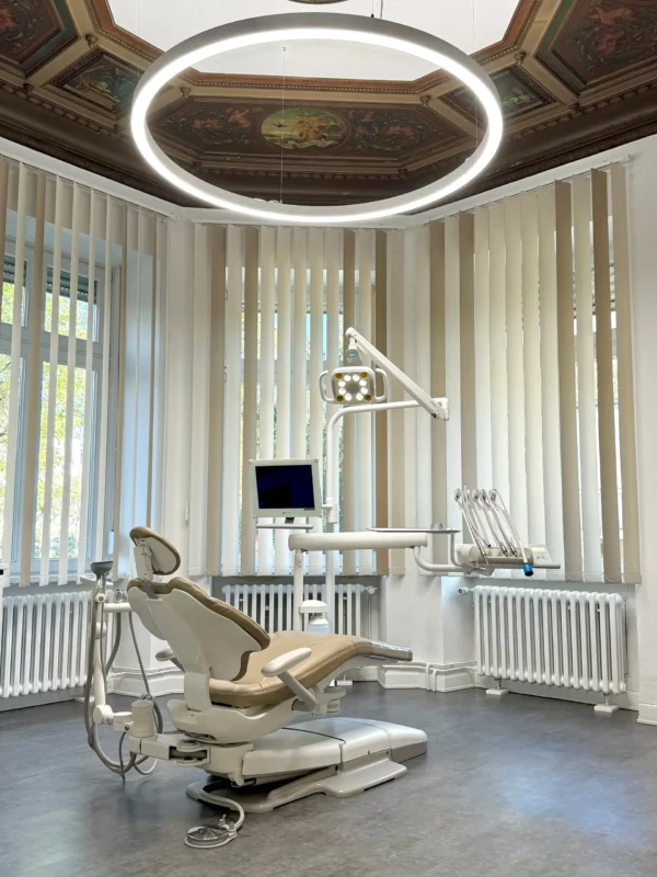 Dentled PVR150 LED-Ringleuchten mit Vollspektrumlicht werten den Behandlungsraum in der Zahnarztpraxis von Carina Sell in Gießen, Deutschland, auf.