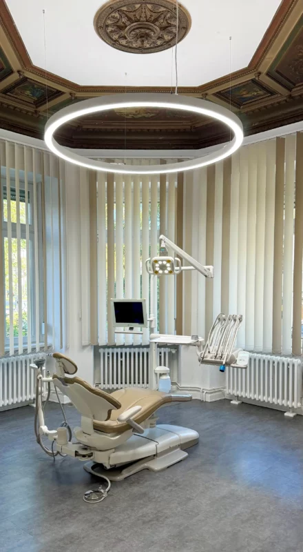 Dentled PVR150 LED-Ringleuchten beleuchten den Behandlungsstuhl mit hellem Vollspektrum-Tageslicht in der Zahnarztpraxis von Carina Sell.