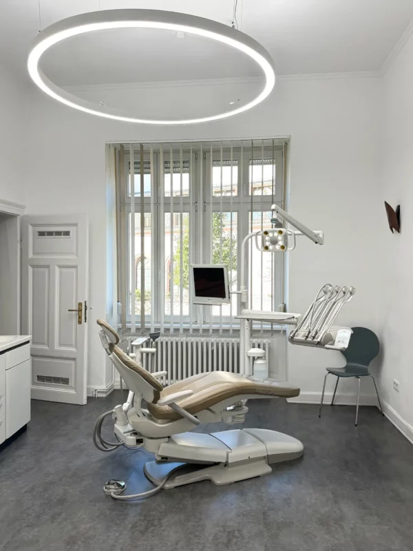 Renovierte Zahnarztpraxis von Carina Sell in Gießen mit Dentled PVR150 LED-Ringleuchten und moderner zahnmedizinischer Ausstattung in einem historischen Ambiente.