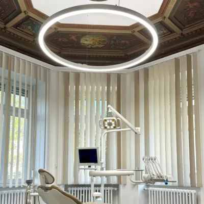 Dentled PVR150 LED-Ringleuchten mit Vollspektrumlicht sorgen für eine tageslichtähnliche Beleuchtung rund um den Behandlungsstuhl in der Zahnarztpraxis von Carina Sell in Gießen, Deutschland.