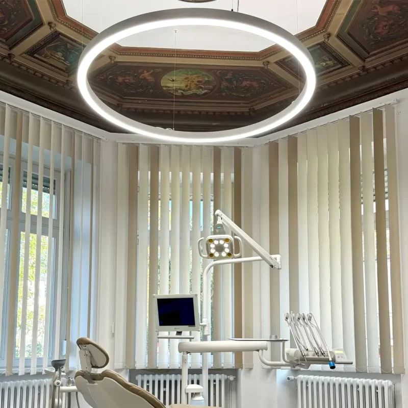 Dentled PVR150 LED-Ringleuchten mit Vollspektrumlicht sorgen für eine tageslichtähnliche Beleuchtung rund um den Behandlungsstuhl in der Zahnarztpraxis von Carina Sell in Gießen, Deutschland.