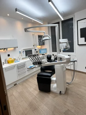 Zwei abgehängte DentLED PHL18-Leuchten über dem Behandlungsstuhl in der Praxis von Dr. Didier Achour in Paris 13.