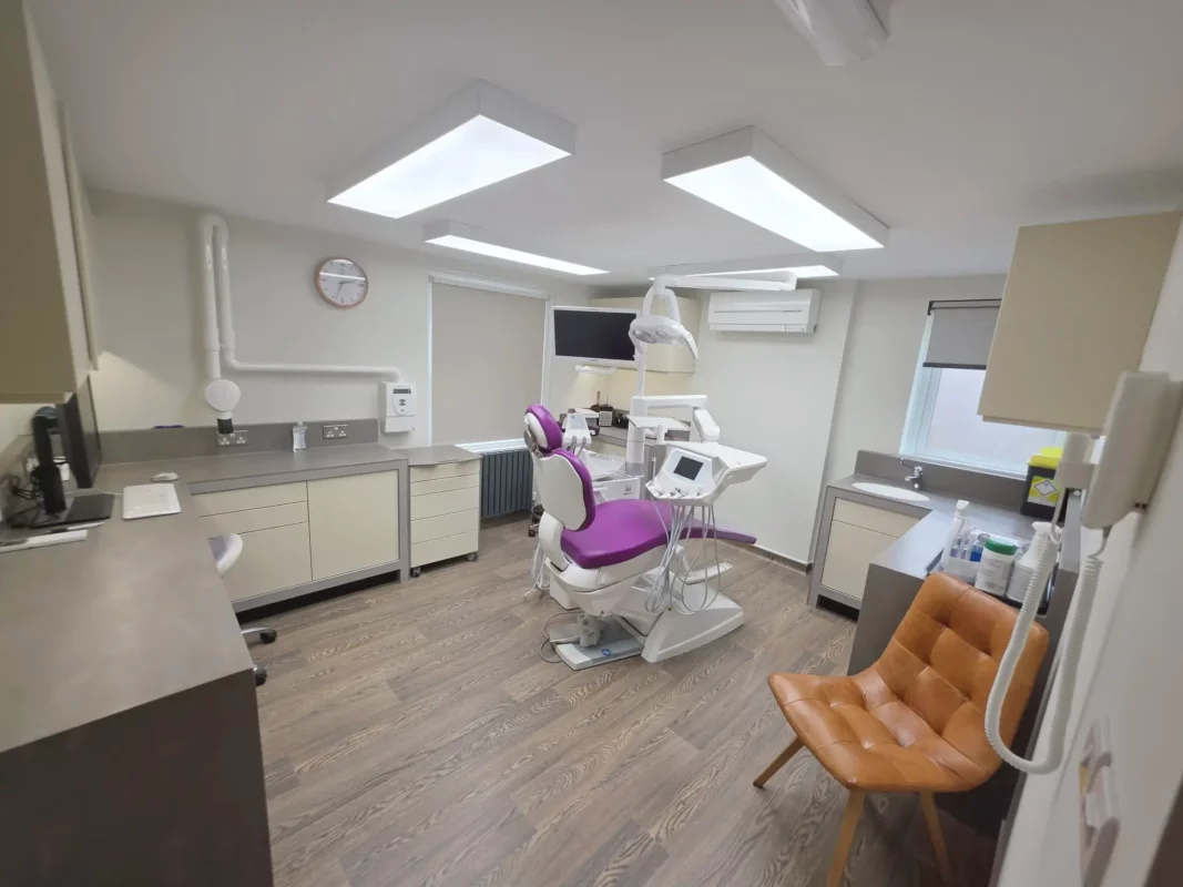 DentLED DL120 Tageslicht-LED-Panels im Behandlungsraum der Zahnarztpraxis Priory Dental Care in Downham Market, Norfolk.