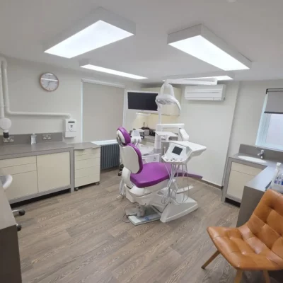 Behandlungsraum der Zahnarztpraxis Priory Dental Care mit DentLED DL120 LED-Panels mit Vollspektrum-Tageslicht, die die bisherige Leuchtstoffbeleuchtung ersetzen.