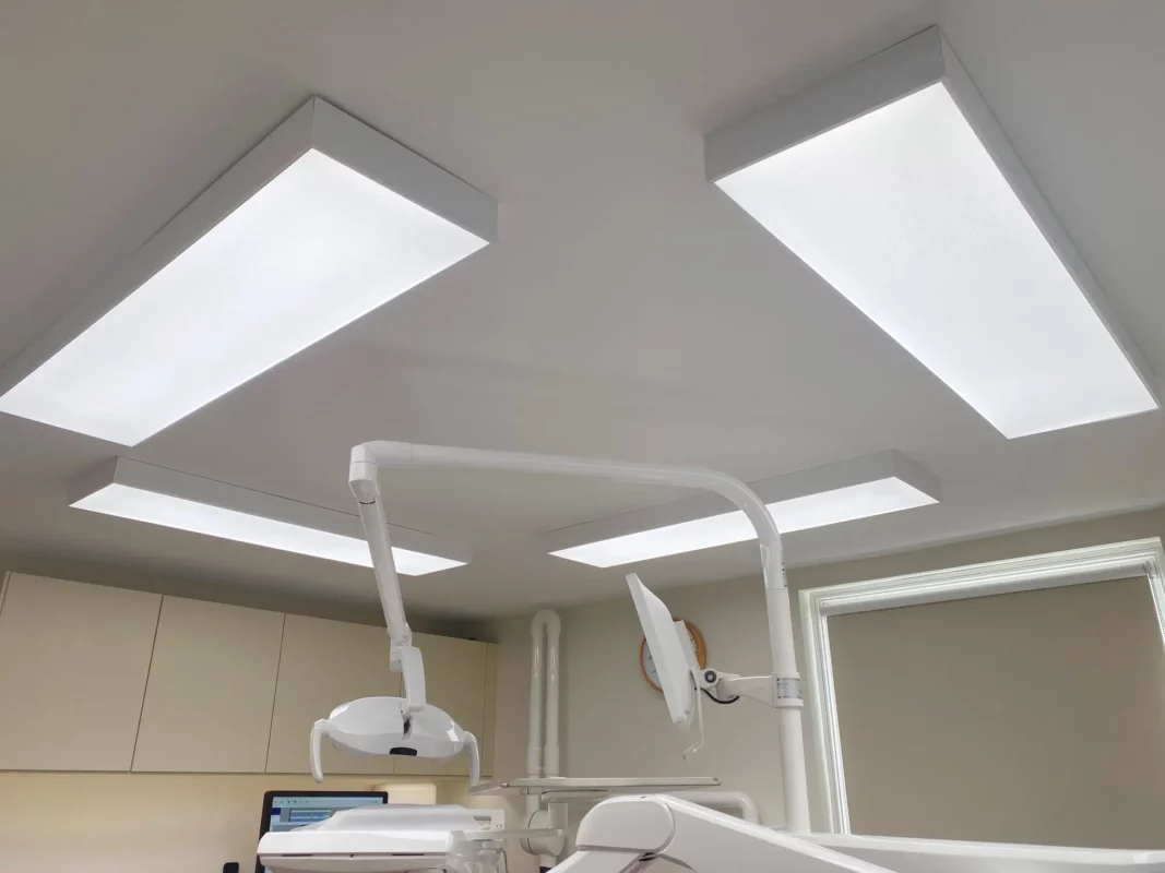 Modernisierung der zahnärztlichen Beleuchtung mit Vollspektrum-Tageslicht-LEDs bei Priory Dental Care in Downham Market, Norfolk.
